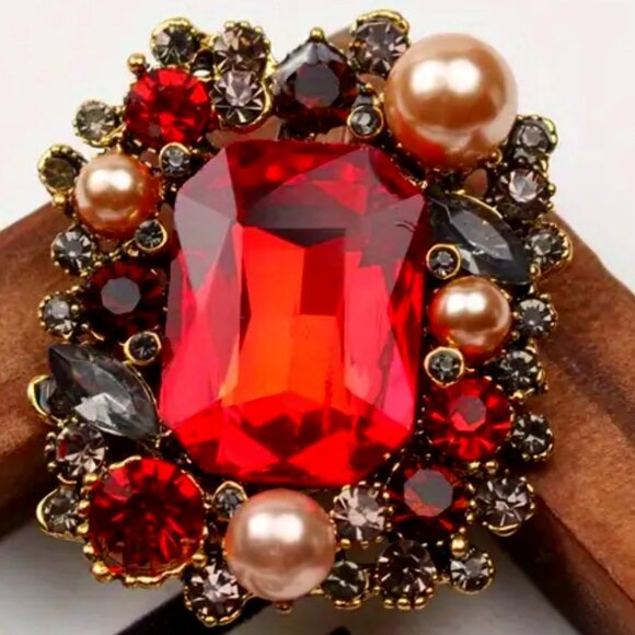 Haven Lane Jewelry - 🌺 🌺 🌺 Luxury Rhinestone Brooch Pin - Retro Court Style